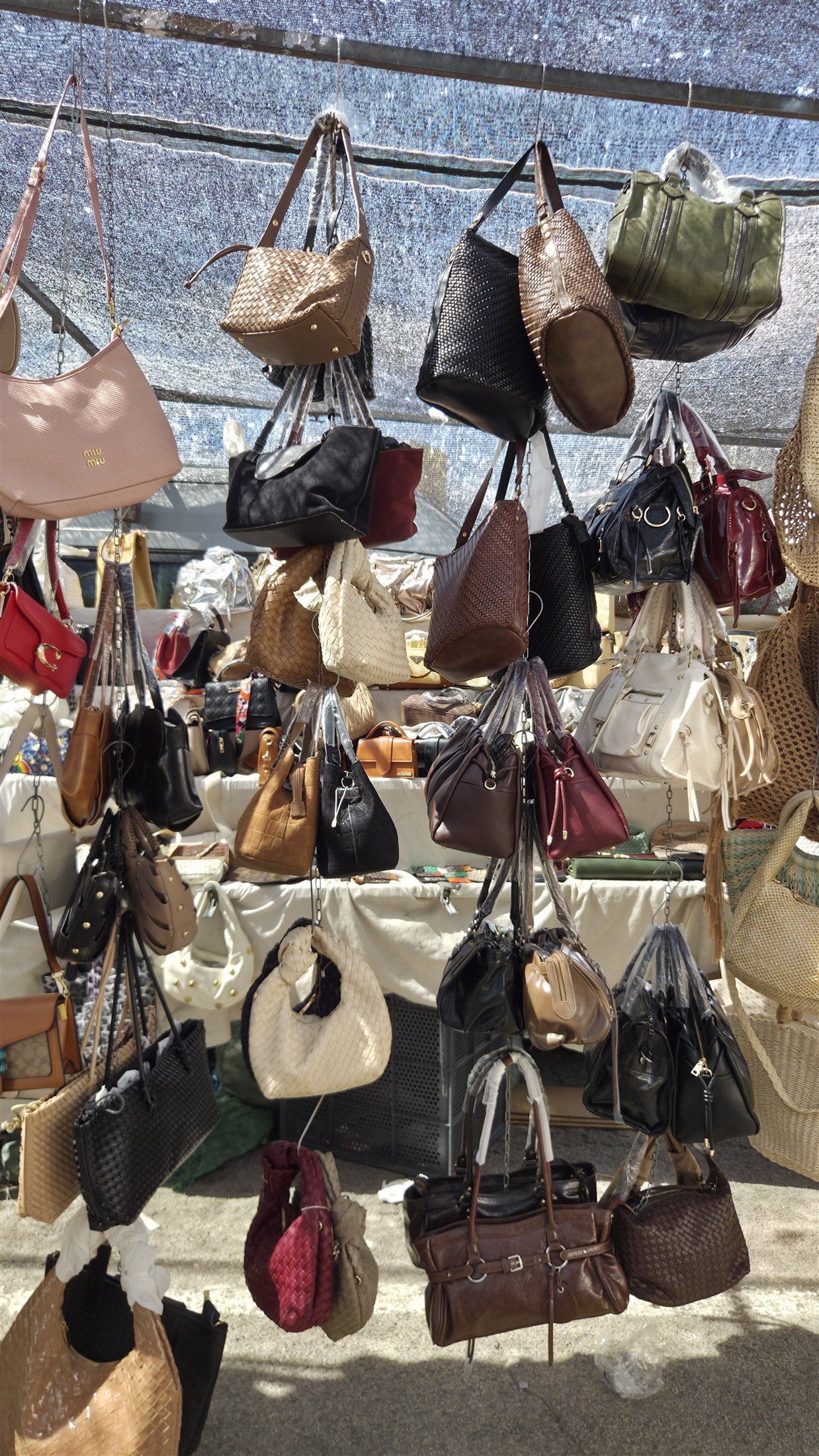 Bolsos expuestos en el puesto real de Elji Boutique
