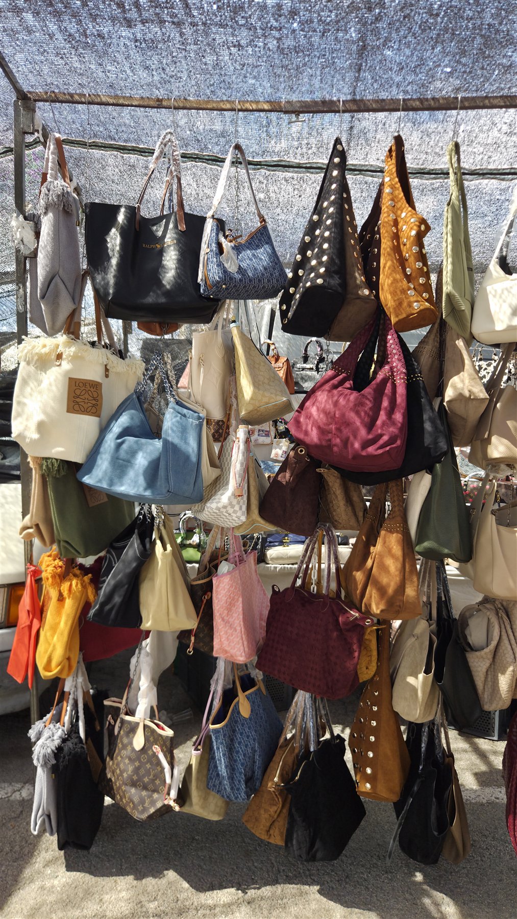 Bolsos expuestos en el puesto